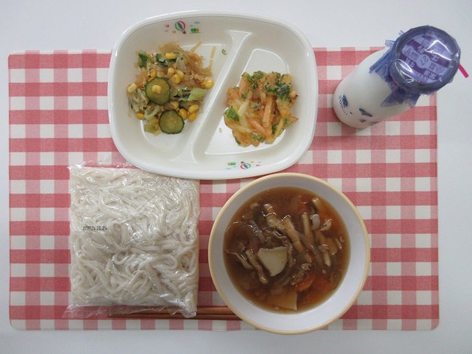 献立：ソフトめん　牛乳　和風汁かけ　野菜かき揚げ　春雨の和え物