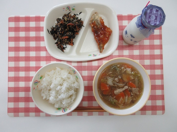 献立：白飯　牛乳　八宝湯　たらのあんかけ　ひじきの中華炒め