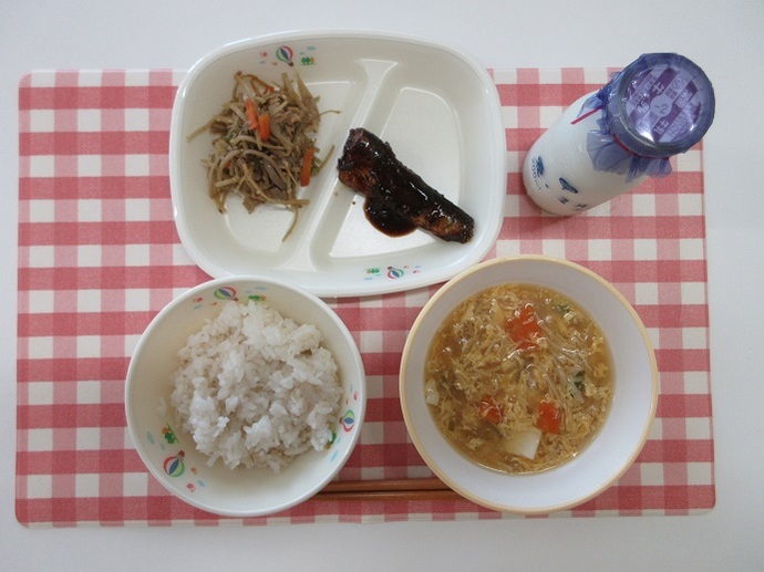 献立：麦ご飯　牛乳　かきたま汁　いわし八丁味噌煮　きんぴらごぼう