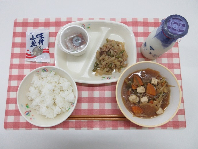 献立：白飯　牛乳　根菜のみそ汁　愛知県産納豆　じゃがいものソース炒め　味付乾燥小魚（中のみ）