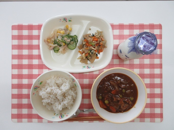 献立：麦ご飯　牛乳　ハヤシライス　☆秋野菜のソテー　ツナと大根のサラダ