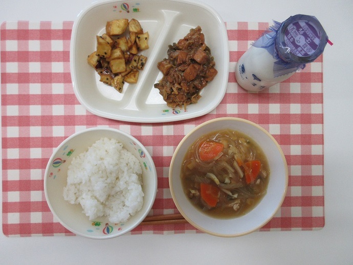 献立：白飯　牛乳　春雨スープ　生揚げとキャベツのみそマヨ炒め　大学芋