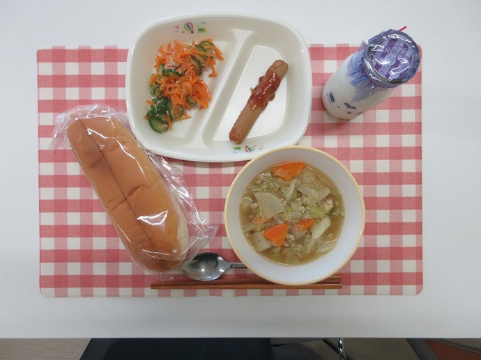 献立：☆サンドイッチロールパン　牛乳　鶏肉入りポトフ　☆ソーセージのトマトソースかけ　☆にんじんサラダ　卓上イタリアンドレッシング　