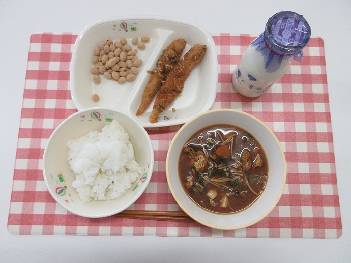 献立：白飯　牛乳　小松菜のみそ汁　ししゃもフライのねぎだれかけ　大豆のきな粉がらめ