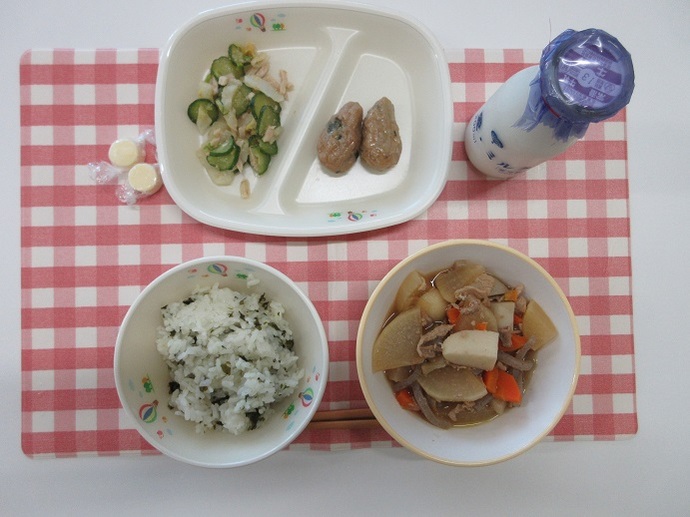 献立：わかめご飯　牛乳　関東煮　鶏つくね　白菜のごま酢和え　キャンディチーズ（2個）