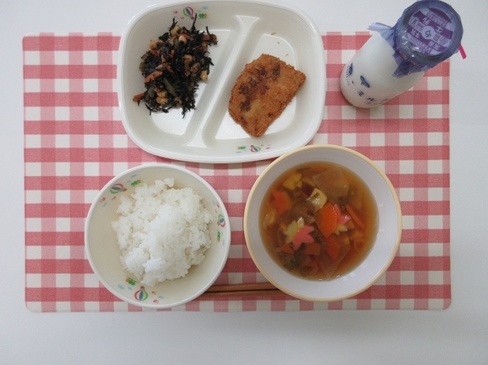 献立：白飯　牛乳　秋の吹き寄せ汁　とんカツのソースかけ　ひじきの炒め煮