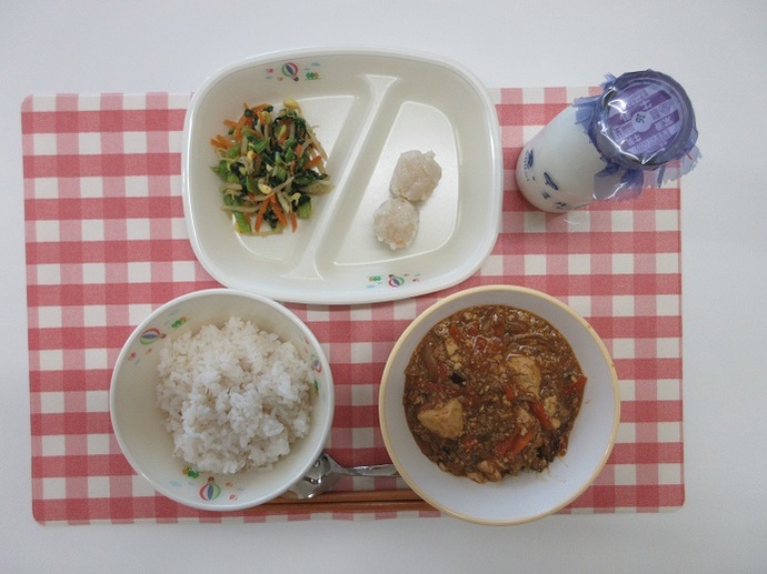献立：麦ご飯　牛乳　マーボ豆腐　えびしゅうまい　ナムル