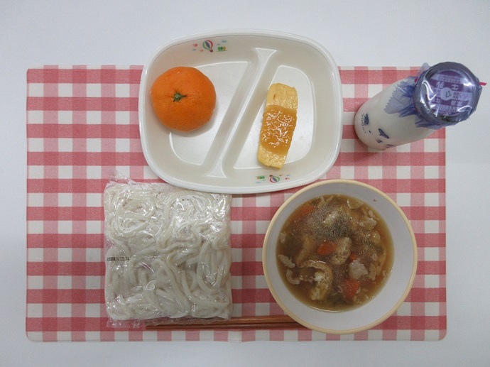 献立：白玉うどん　牛乳　肉うどんの汁　厚焼玉子のおろしかけ　みかん