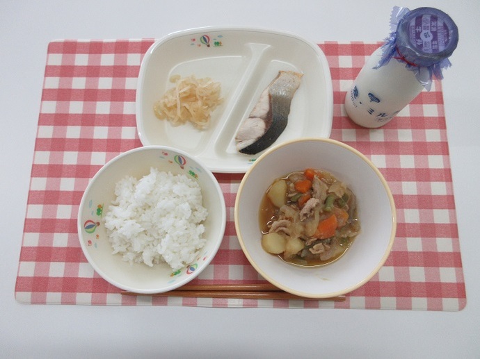 献立：白飯　牛乳　にくじゃが　ぶりのしおやき　せんぎりたくあん