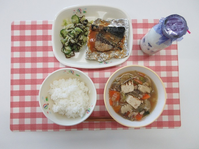 献立：白飯　牛乳　☆ひきずり　さばの銀紙焼き　キャベツの昆布和え