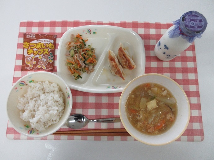 献立：麦ご飯　牛乳　八宝菜　焼き餃子　ごま入りバンサンスー　さつまいもチップス