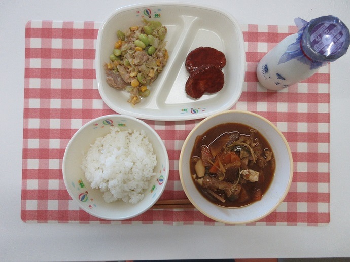 献立：白飯　牛乳　豚汁　愛知県産大豆入りナゲット（小2個中3個）　ツナの彩り炒め