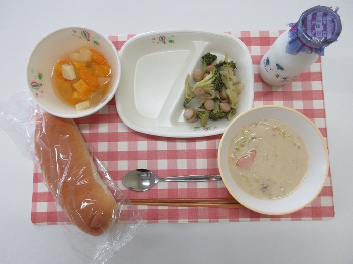 献立：ミルクロールパン　牛乳　秋のクリームシチュー　常滑産ブロッコリーのソテー　愛知県産メロンゼリーポンチ