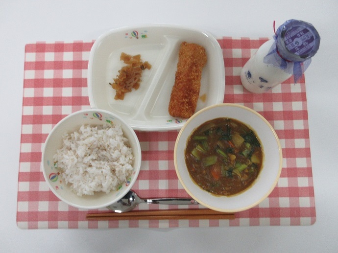 献立：麦ごはん　牛乳　こまつないりカレーライス　いかフライのレモンソースかけ　ふくじんづけ