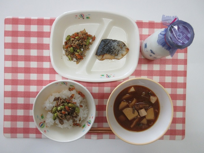 献立：☆白飯　牛乳　里芋のみそ汁　さわらの和風あんかけ　☆あかもくご飯の具