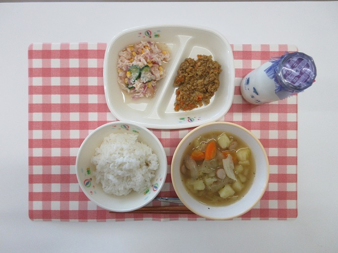 献立：白飯　牛乳　ポトフ　ドライカレー　常滑産赤大根入りチキンサラダ　卓上塩だれドレッシング