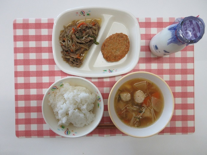 献立：白飯　牛乳　鶏団子汁　かぼちゃコロッケ　きんぴらごぼう