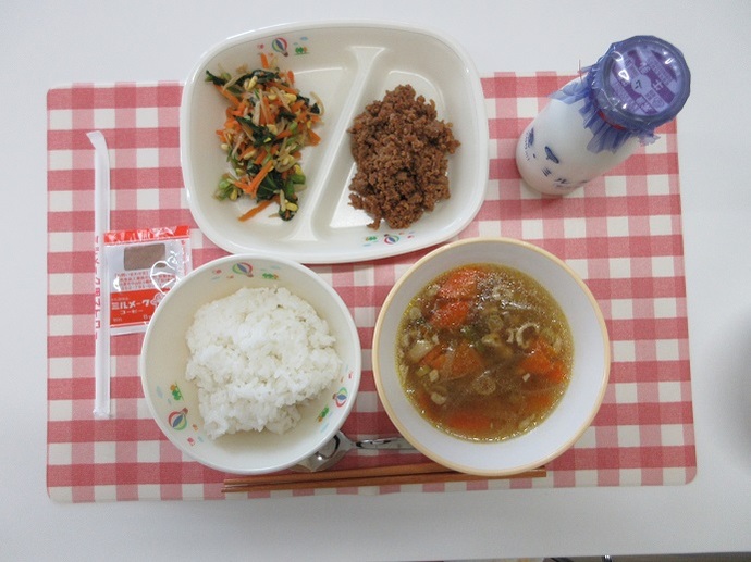 献立：白飯　牛乳　あかもく入り春雨スープ　ビビンバ（肉）　ビビンバ（野菜）　コーヒー牛乳の素
