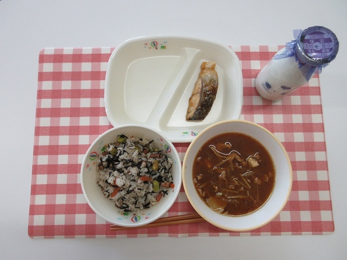 献立：白飯　牛乳　豚汁　ぶりの照り焼き　ひじきごはんの具