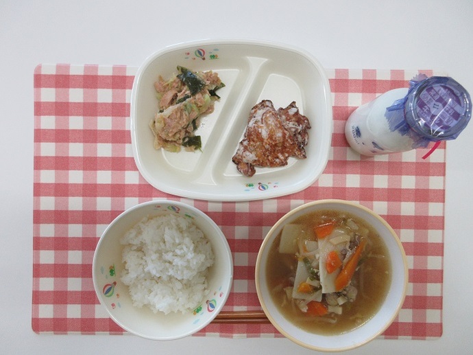 献立：白飯　牛乳　中華ワンタンスープ　鶏肉のから揚げ　ツナとわかめのごまだれサラダ