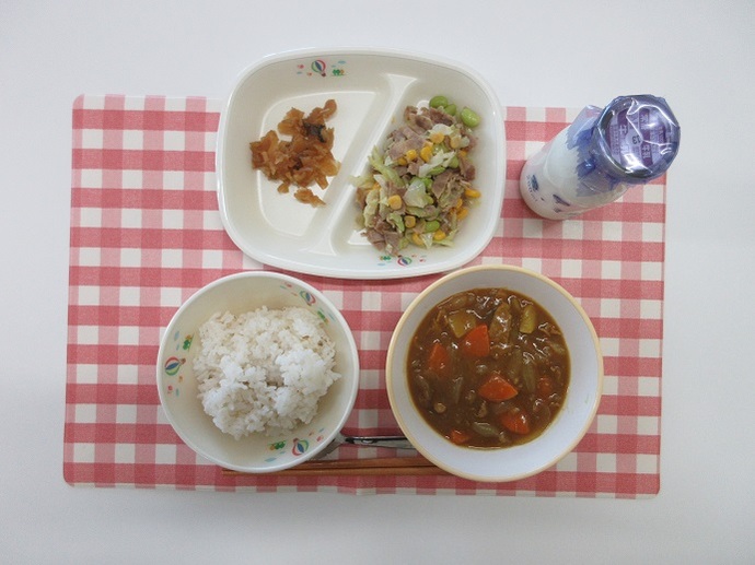 献立：麦ご飯　牛乳　カレーライス　ベーコンのカラフル炒め　福神漬