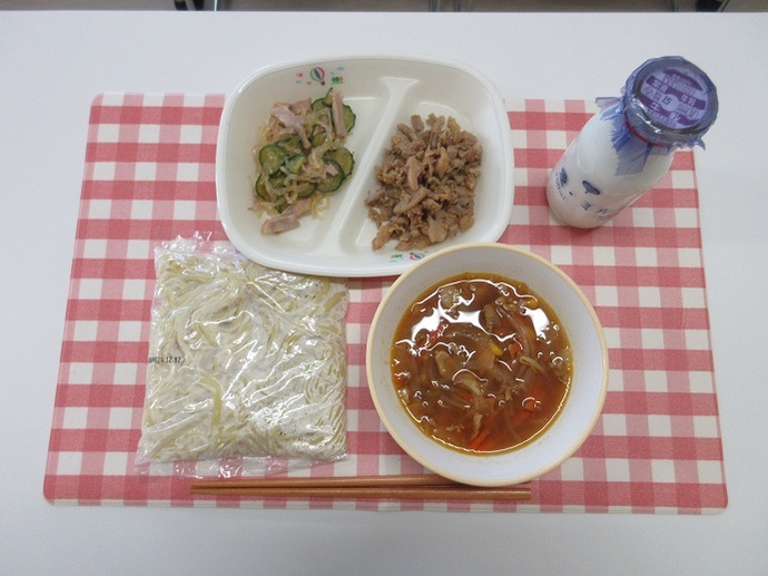 献立：中華めん　牛乳　みそラーメンスープ　鶏肉とれんこんの甘辛炒め　春雨の酢の物