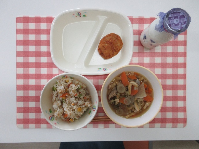 献立：白飯　牛乳　根菜汁　☆たこメンチカツ　彩り豚そぼろご飯の具