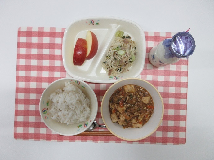 献立：麦ご飯　牛乳　マーボ豆腐　ビーフンの中華炒め　りんご1/8　2個（小1・2年1個）