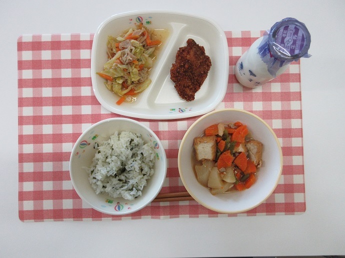 献立：わかめご飯　牛乳　生揚げと大根のうま煮　たらのフライ　☆キャベツシャキシャキ野菜炒め