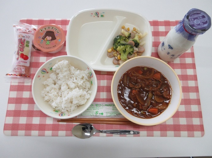 献立：麦ご飯　牛乳　ハヤシライス　ブロッコリーとウインナーのソテー　セレクトデザート