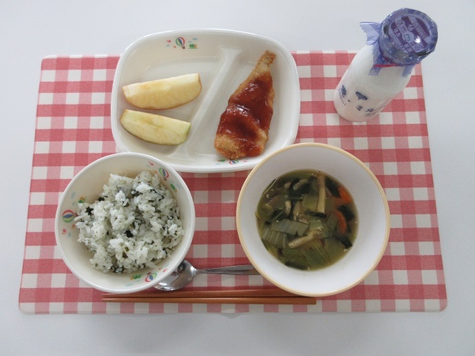 献立：わかめご飯　牛乳　雑煮　にぎすフライのたれかけ　りんご1/8 2こ（小1・2年1こ）