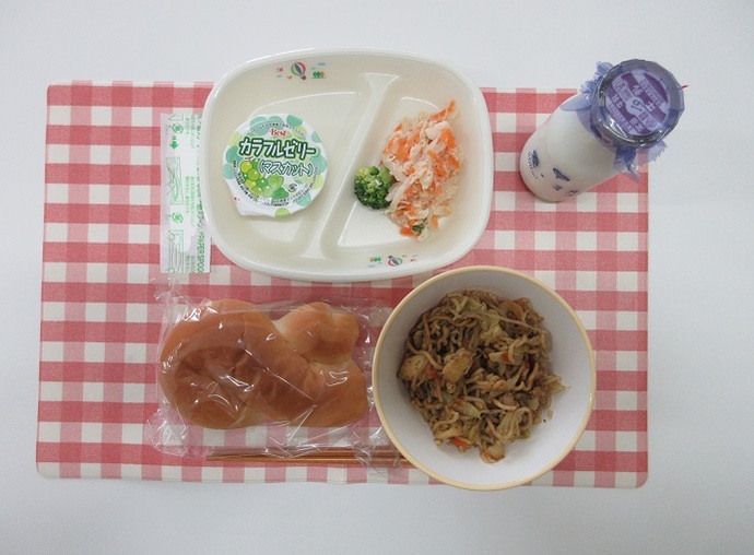 献立：クロスロールパン　牛乳　焼きそば　冬野菜のサラダ　マスカットゼリー