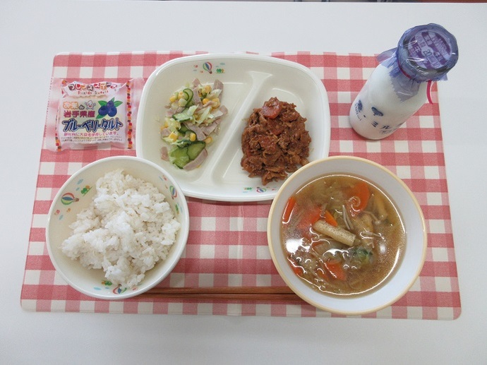 献立：麦ご飯　牛乳　いわし入りつみれ団子汁　豚肉のみそマヨ炒め　ハムときゅうりの酢の物　お米のブルーベリータルト