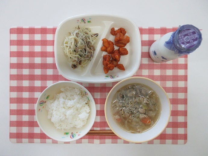 献立：白飯　牛乳　あかもく入り豚もやしスープ　☆ヤンニョムチキン　ビーフンとチンゲン菜の炒め物
