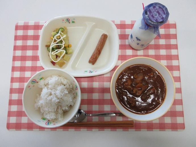 献立：麦ご飯　牛乳　ハヤシライス　焼きソーセージ　さつまいもサラダ　卓上マヨネーズ