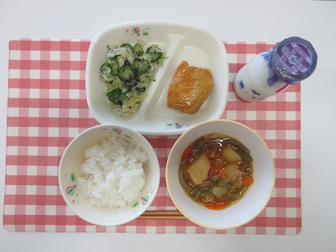 献立：白飯　牛乳　肉じゃが　けんちん信田のたれかけ　キャベツのゆかり和え
