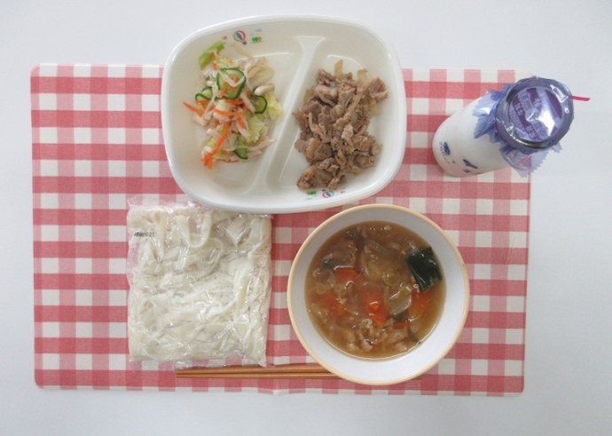 献立：きしめん　牛乳　五目きしめんの汁　豚肉とじゃがいものソース炒め　☆切り干し大根の甘酢和え