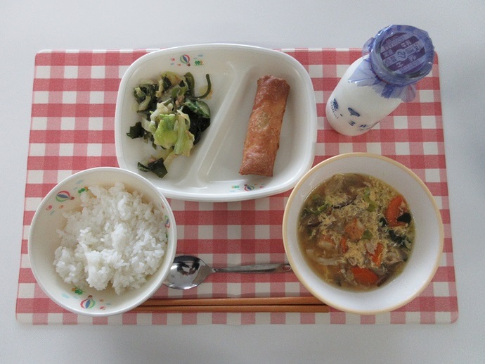献立：白飯　牛乳　中華風卵スープ　しそ入鶏春巻き　ごま海藻サラダ