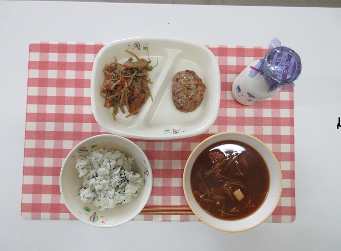 献立：愛知の大根葉ご飯　牛乳　里いものみそ汁　知多牛ハンバーグの和風生姜　きんぴらごぼう