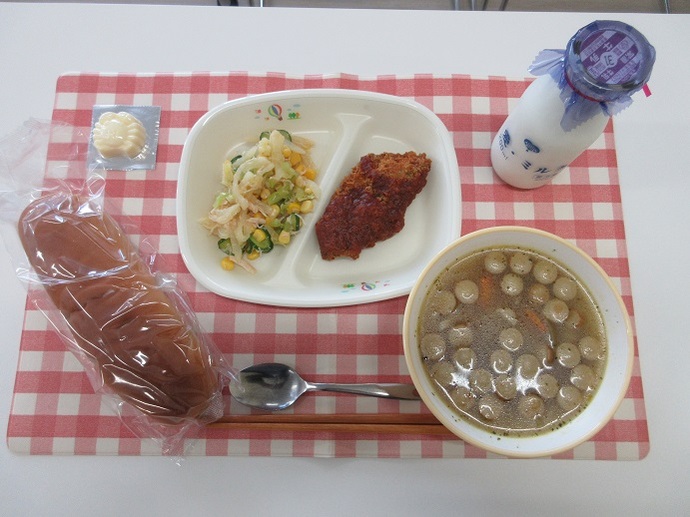 献立：くろロールパン　牛乳　コンソメスープ　ほっけフライのソースかけ　シャキシャキサラダ　型抜きチーズ