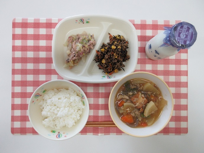 献立：白飯　牛乳　生揚げと大根のうま煮　ひじき入り豚そぼろ　ツナと白菜の梅和え