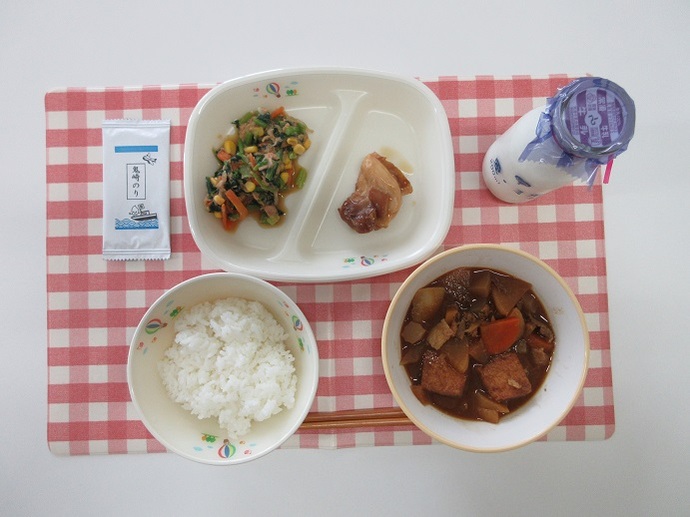 献立：白飯　牛乳　みそおでん　鶏肉の照り焼き　小松菜のごま和え　鬼崎産味付けのり