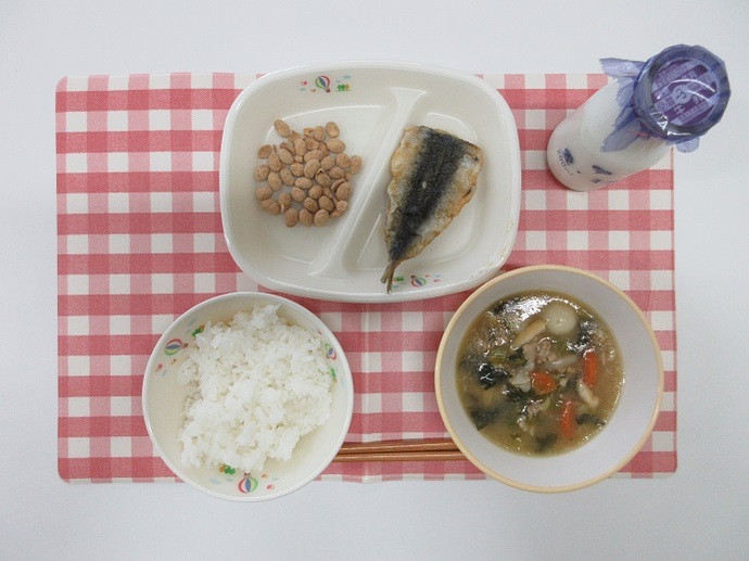 献立：白飯　牛乳　白玉団子汁　いわしの蒲焼き　大豆のきな粉がらめ