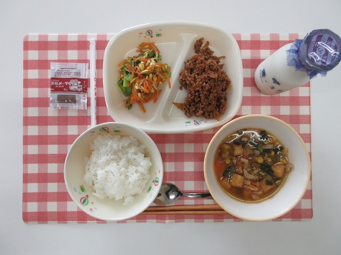 献立：白飯　牛乳　キムチスープ　ビビンバ（肉）　ビビンバ（野菜）　ココア牛乳の素