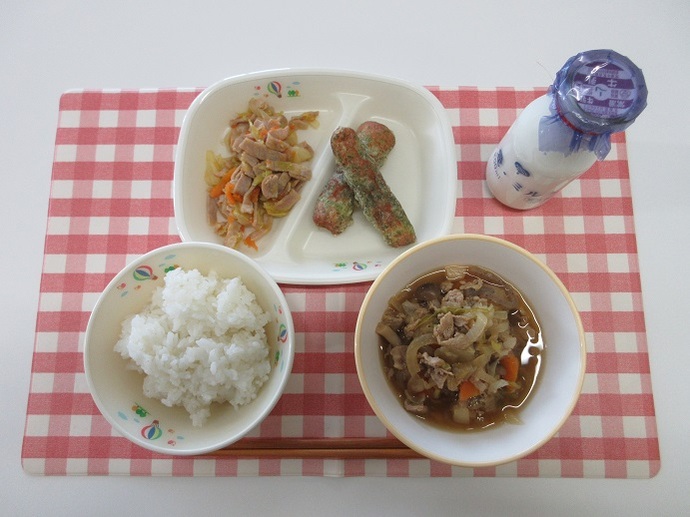 献立：白飯　牛乳　豚肉のうま煮　ちくわの磯部揚げ　野菜炒め
