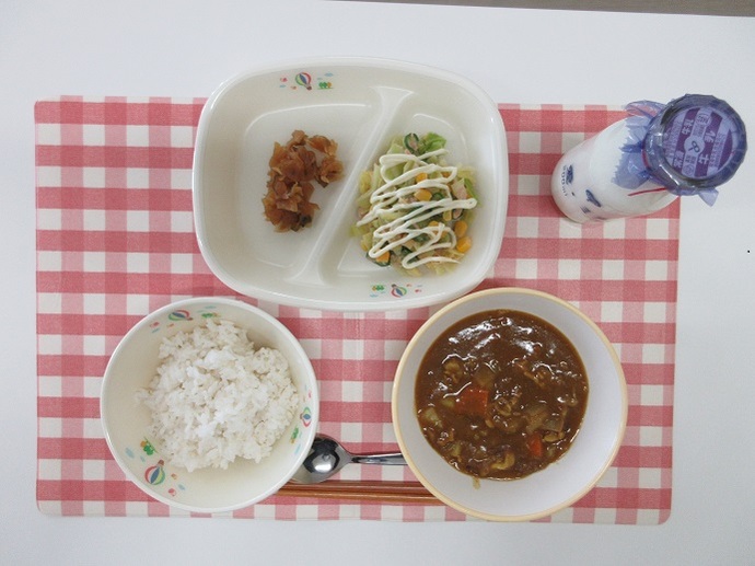献立：麦ご飯　牛乳　カレーライス　福神漬　ツナサラダ　卓上マヨネーズ　