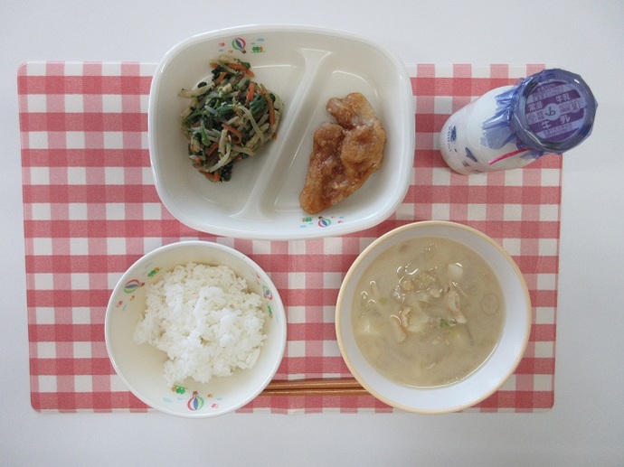 献立：白飯　牛乳　呉汁　揚げ鶏のレモンたれかけ　野菜のごま和え