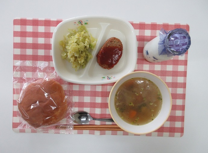 献立：☆サンドイッチバンズパン　牛乳　冬野菜のポトフ　☆ハンバーグのトマトソースかけ　☆キャベツソテー