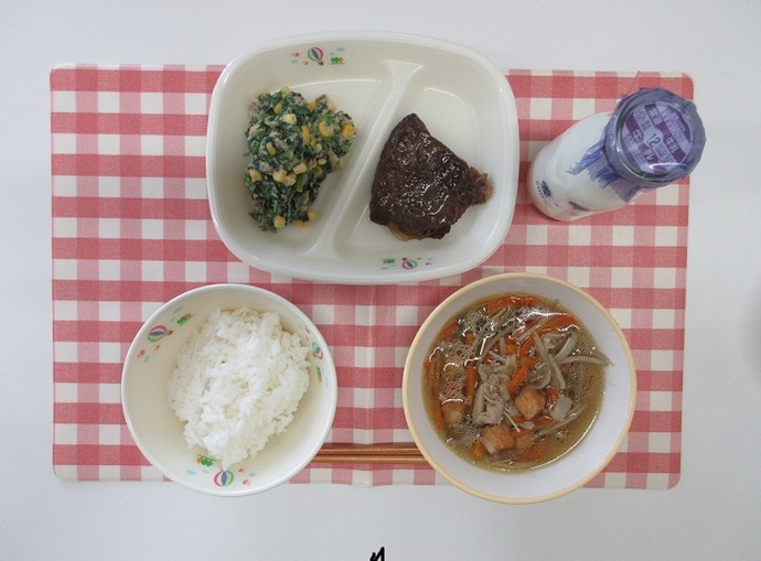 献立：白飯　牛乳　沢煮椀　知多牛のステーキ　ほうれんそうのサラダ　卓上ドレッシング