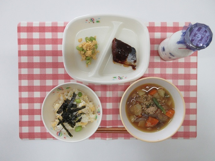 献立：☆白飯　牛乳　じゃがいものそぼろ煮　さわらのみそだれかけ　☆のりたまめごはんの具　☆味付きざみのり